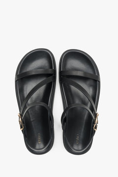 Draufsicht auf das Paar schwarzer Damen-Sandalen aus Echtleder.