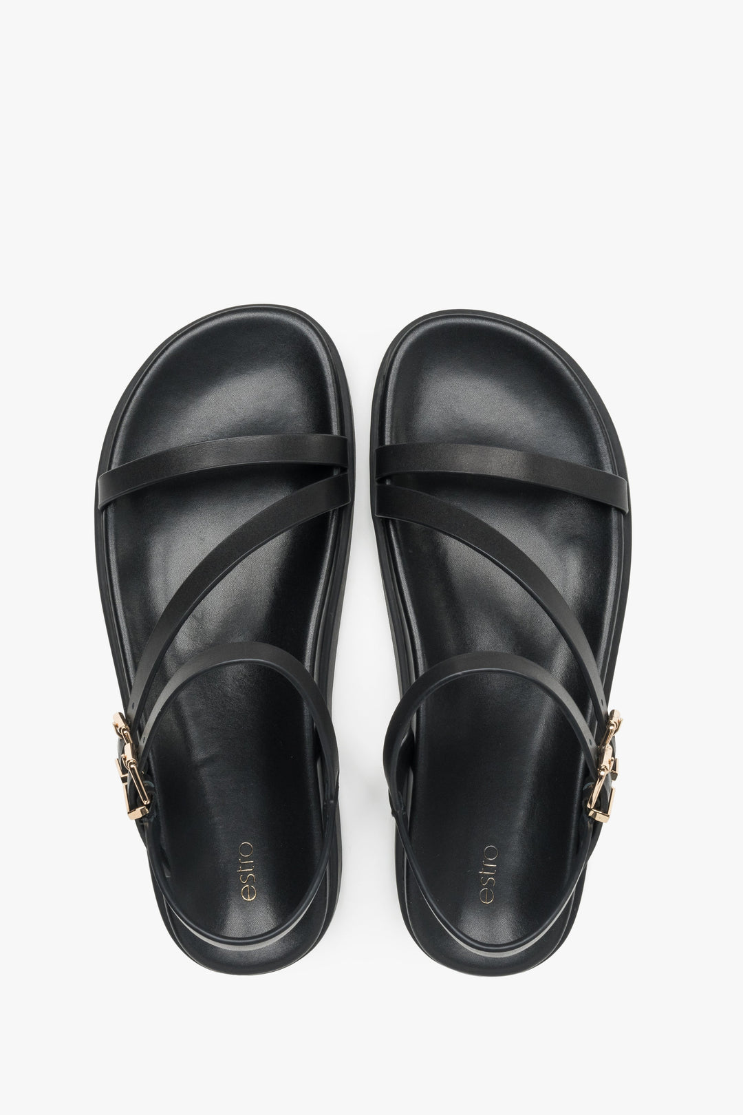 Draufsicht auf das Paar schwarzer Damen-Sandalen aus Echtleder.