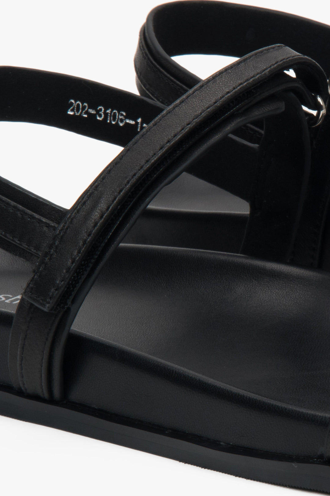Zarte schwarze Damen-Sandalen von Estro, mit Liebe zum Detail gefertigt, mit dünnen Riemchen und flexibler Sohle – Nahaufnahme der Details.