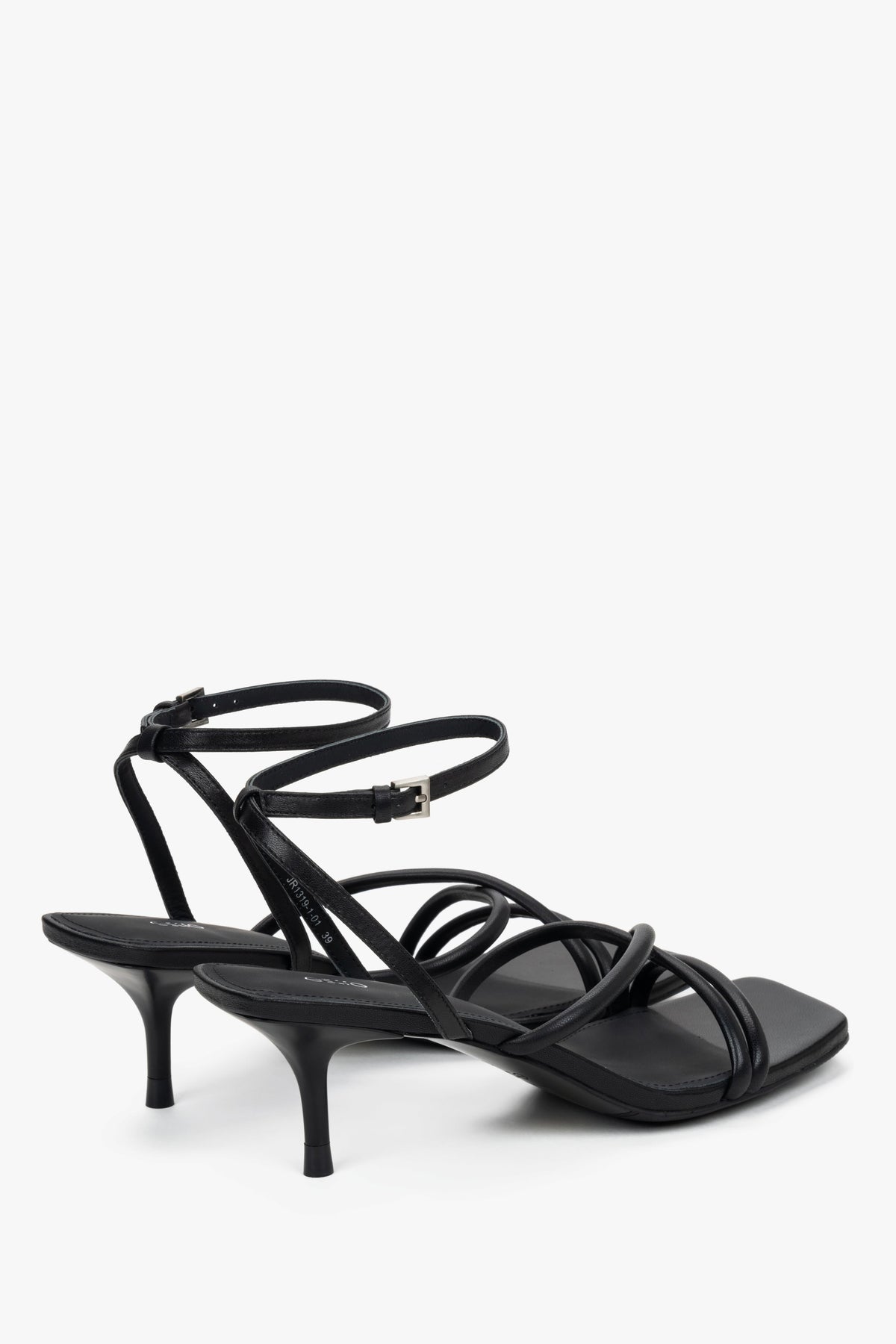 Schwarze Damen-Sandaletten aus Leder in schräger Seitenansicht mit feinen Riemen