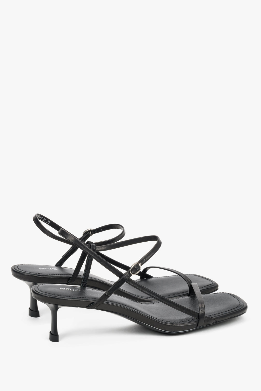 Schwarze Damen-Sandaletten mit feinen Riemen in schräger Seitenansicht
