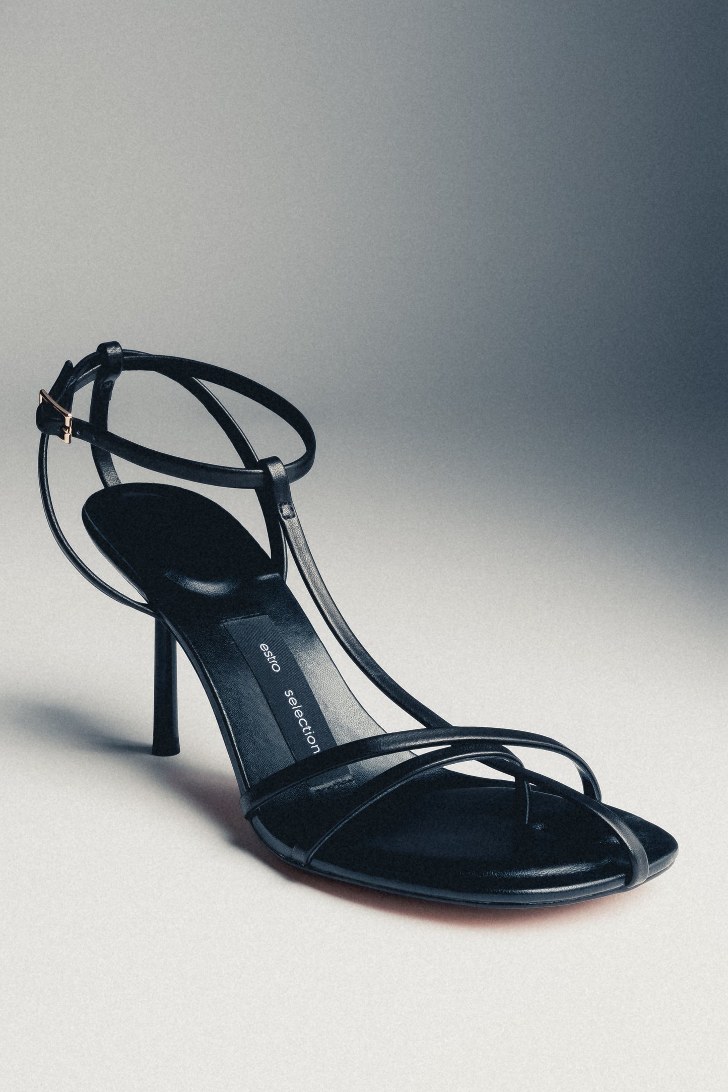 Schwarze Damen-Sandalette aus Echtleder in schräger Seitenansicht mit Knöchelriemen