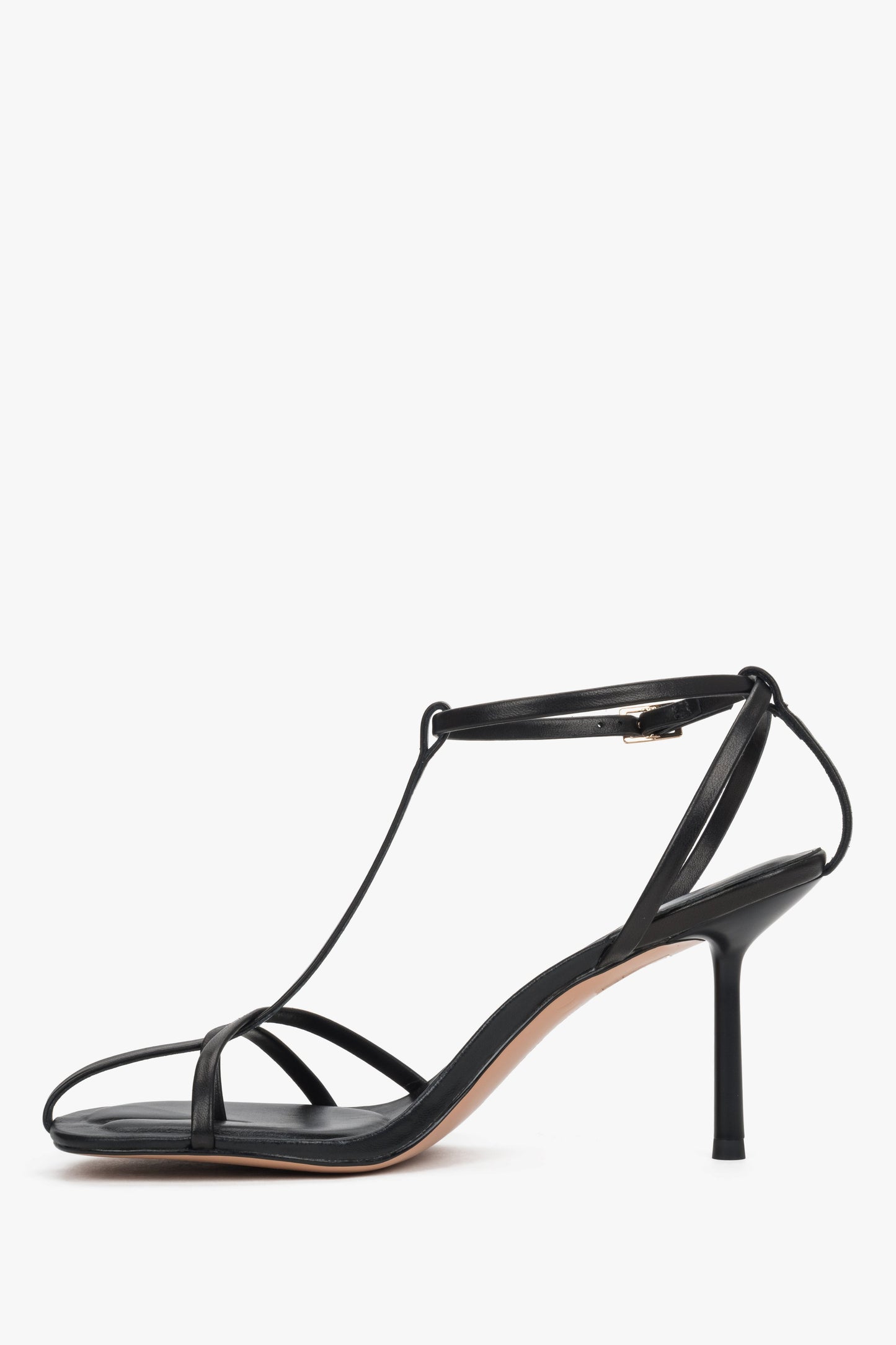 Schwarze Damen-Sandalette in seitlicher Ansicht mit 9 cm hohem Stilettoabsatz