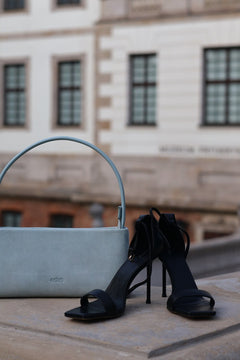 Schwarze Damen-Sandaletten aus Echtleder in schräger Vorderansicht mit Stilettoabsatz