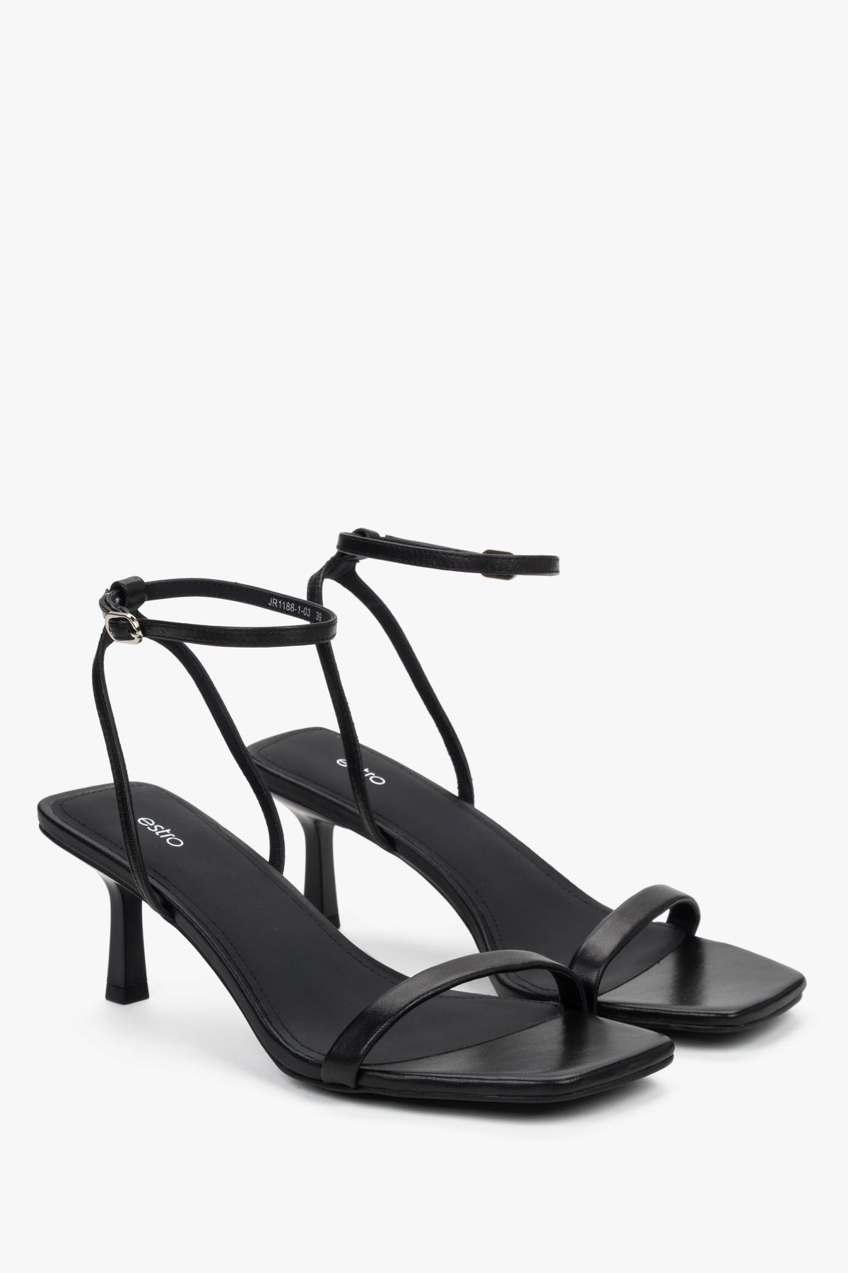 Schwarze Damen-Sandaletten aus Leder in schräger Vorderansicht mit feinen Riemen