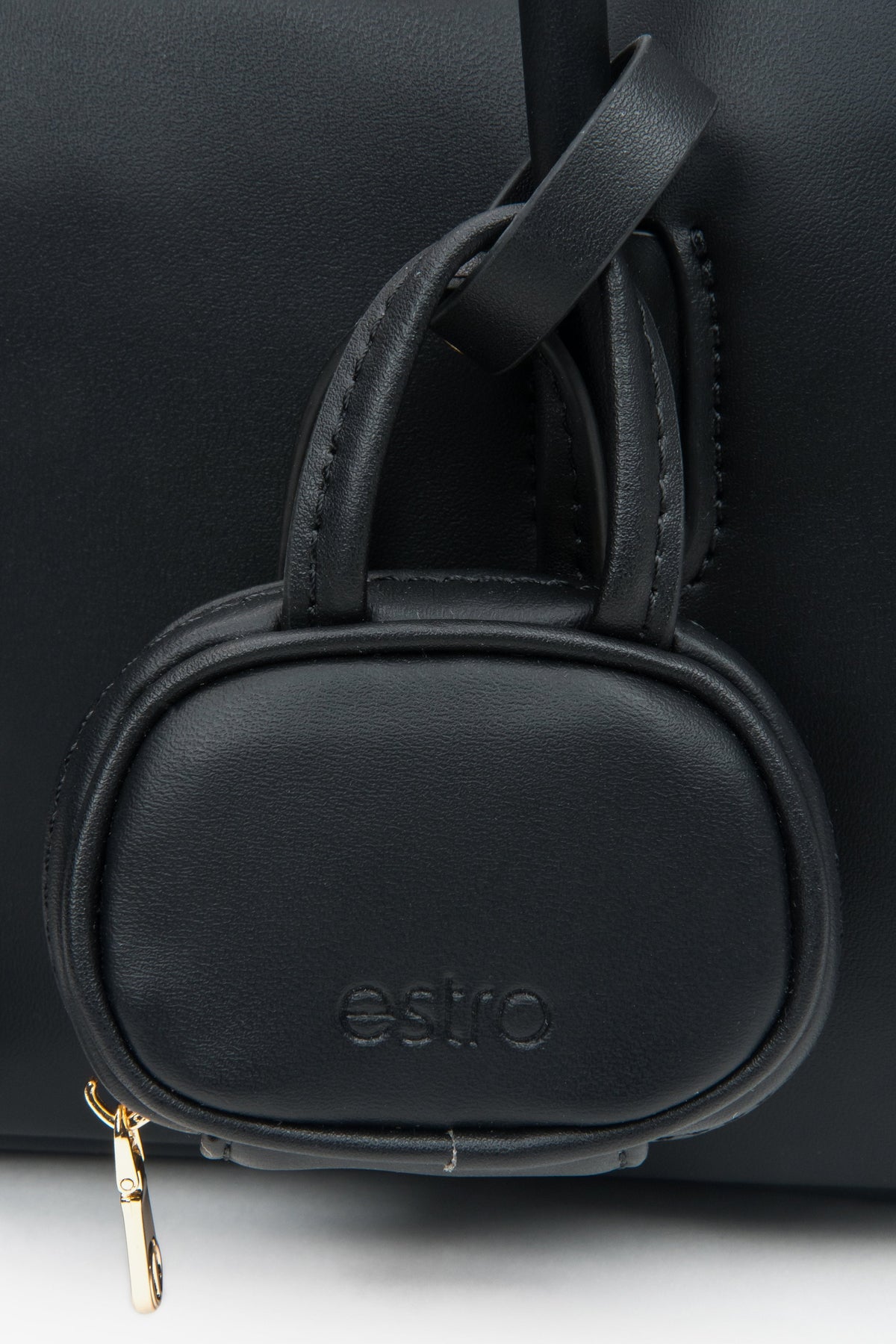 Schwarze Damenhandtasche von Estro aus Leder in kastiger Form – eine Kombination aus klassischer Eleganz und funktionalem Design, Details.