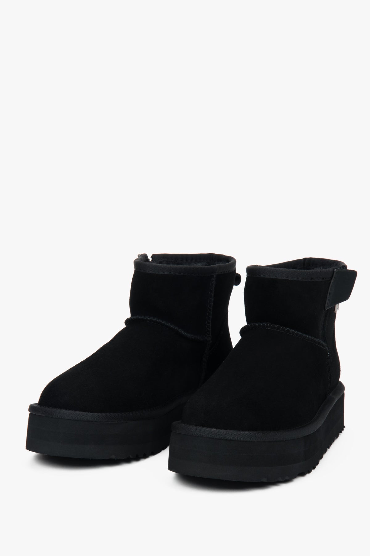 Schwarze Damen-Winterstiefel – echtes Velours und warmes Fellfutter.