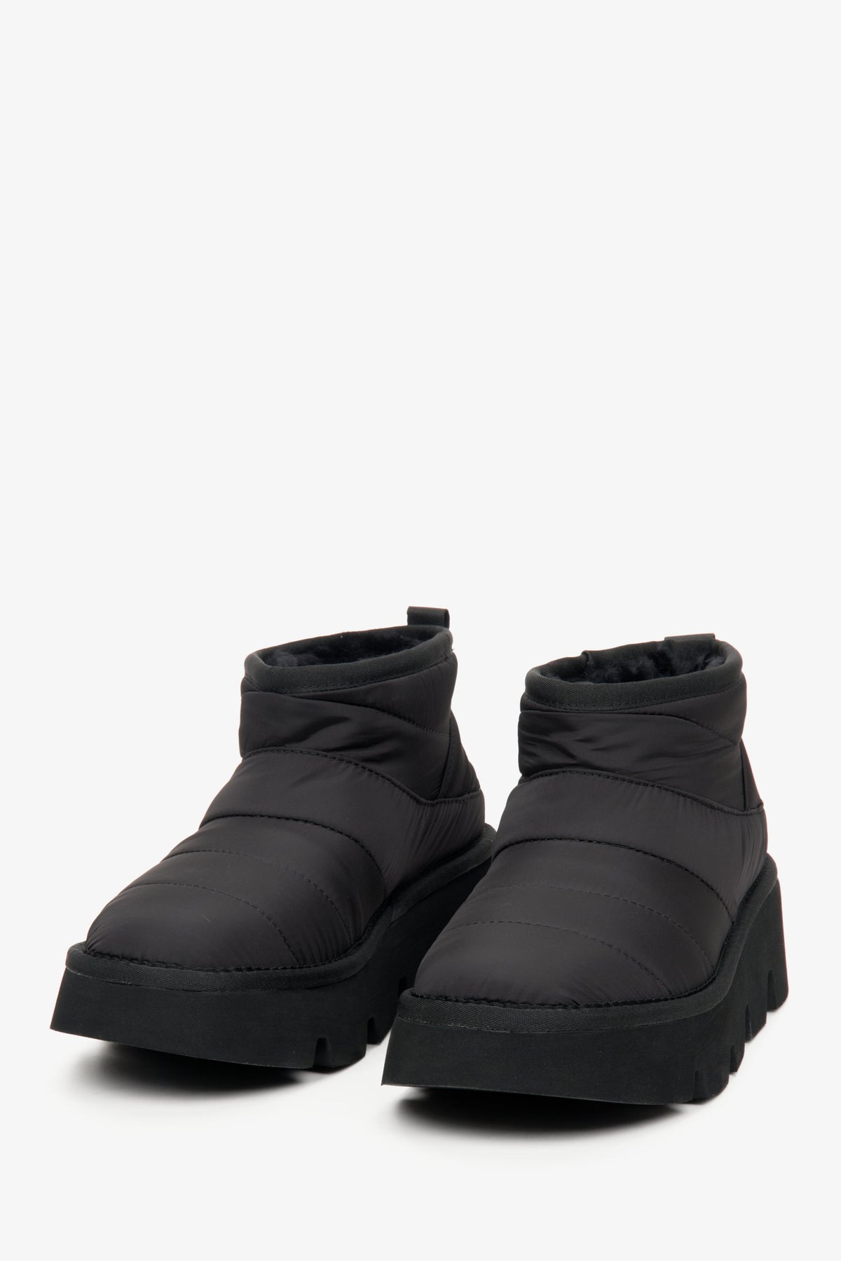 Leicht schräge Ansicht des schwarzen Schneestiefel-Paares