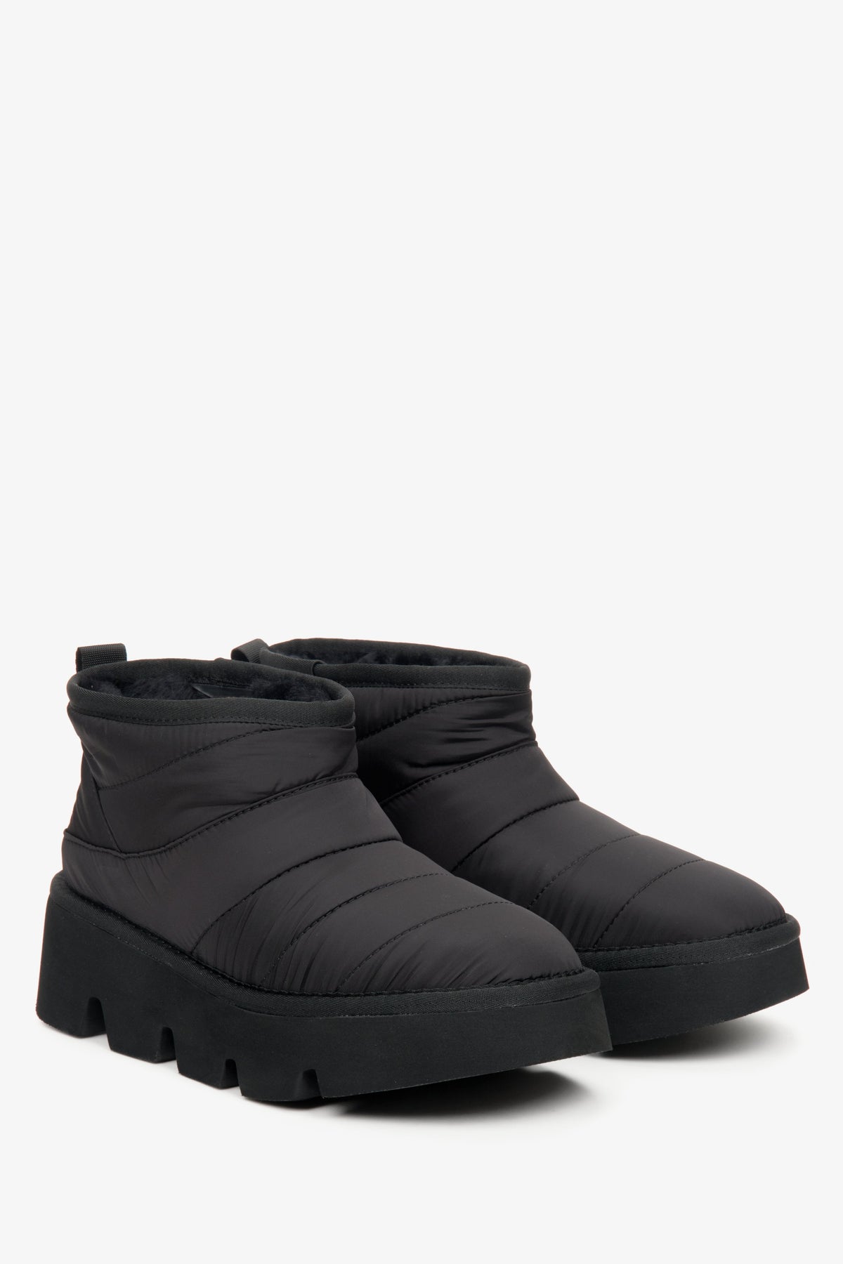 Seitenansicht der warmen Winterschuhe für Damen