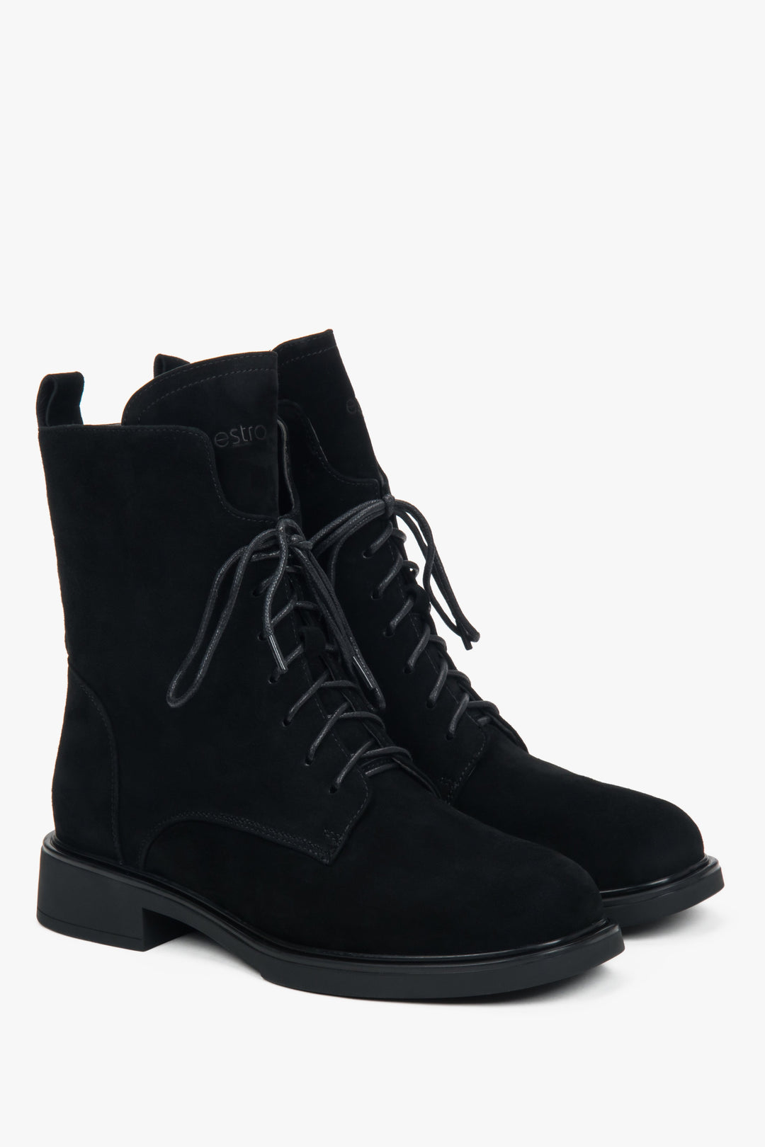 Schrägansicht des Schnürboots-Paares zur Veranschaulichung der klassischen Schnürung und Silhouette 
