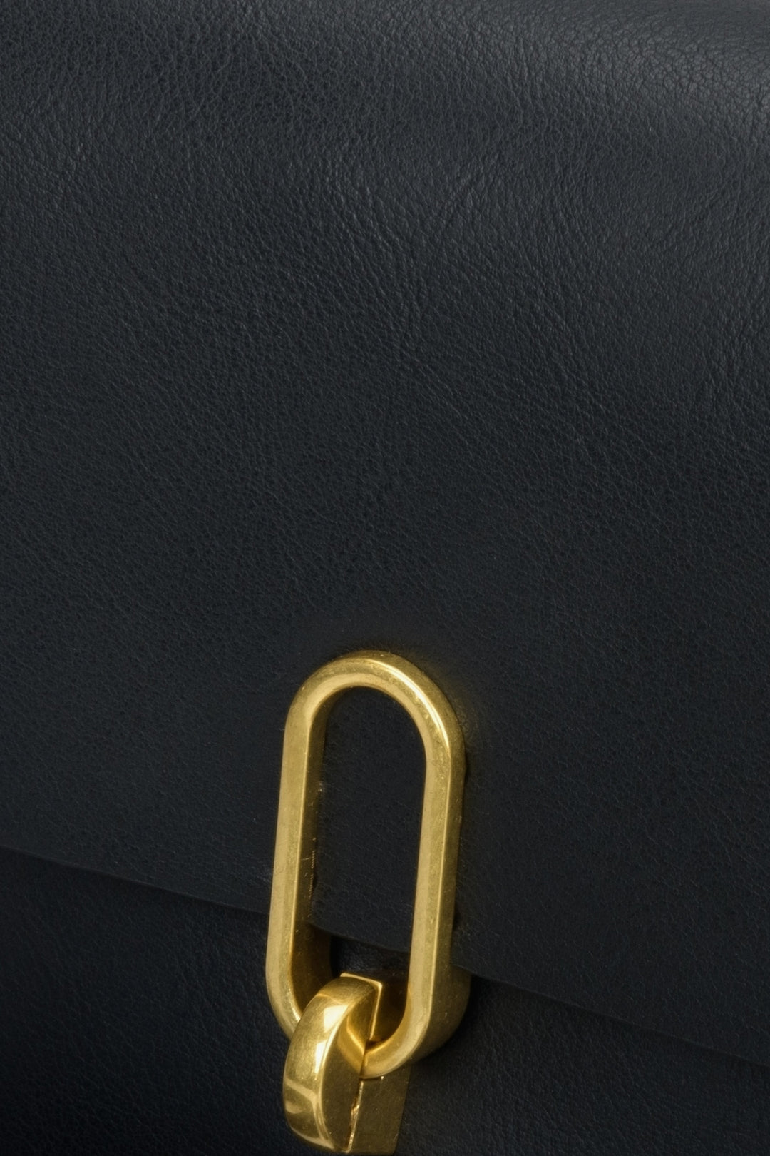 Damentasche in Schwarz aus echtem Leder von Estro – Detailansicht.