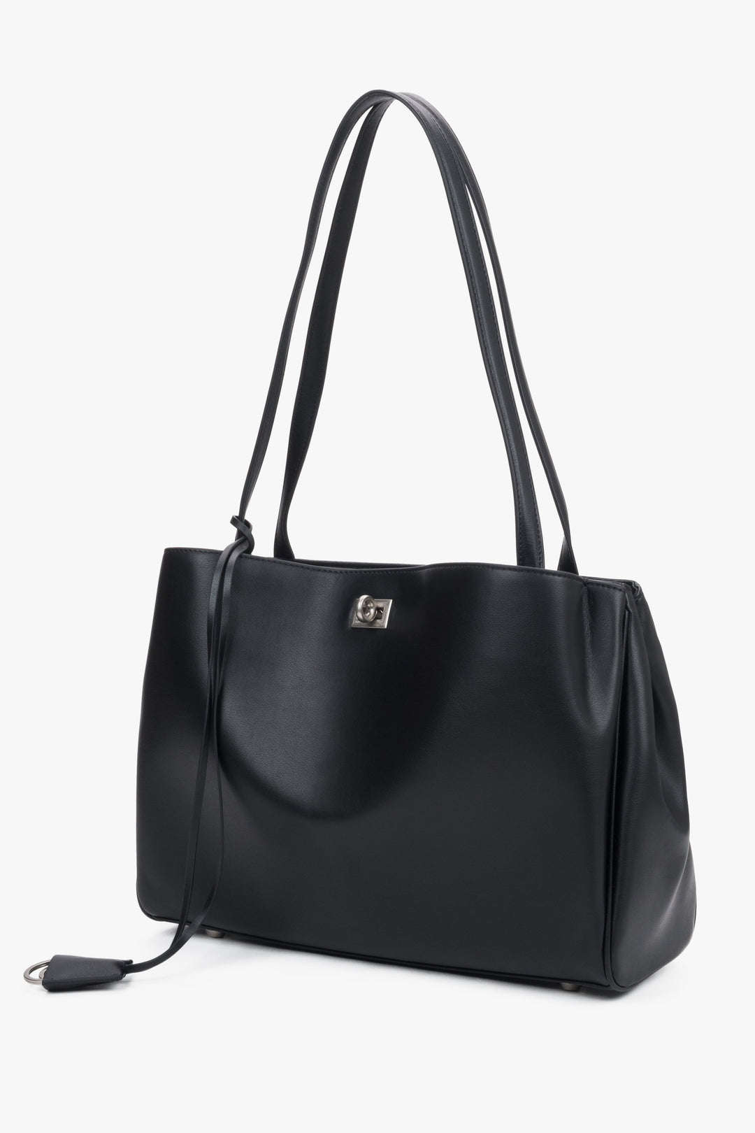 Schwarze Damen-Schultertasche aus echtem Leder von Estro in schräger Vorderansicht