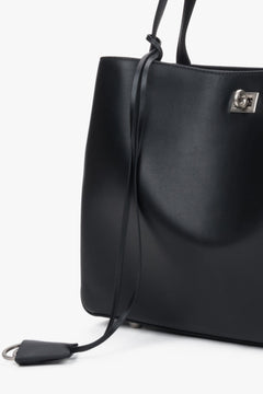 Detailansicht der schwarzen Damen-Schultertasche aus echtem Leder von Estro