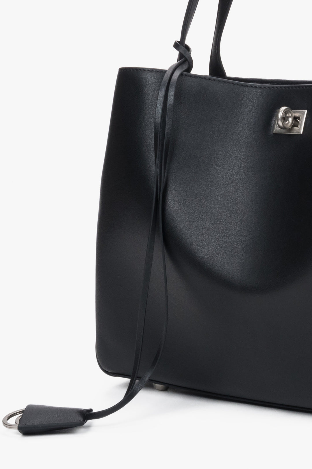 Detailansicht der schwarzen Damen-Schultertasche aus echtem Leder von Estro