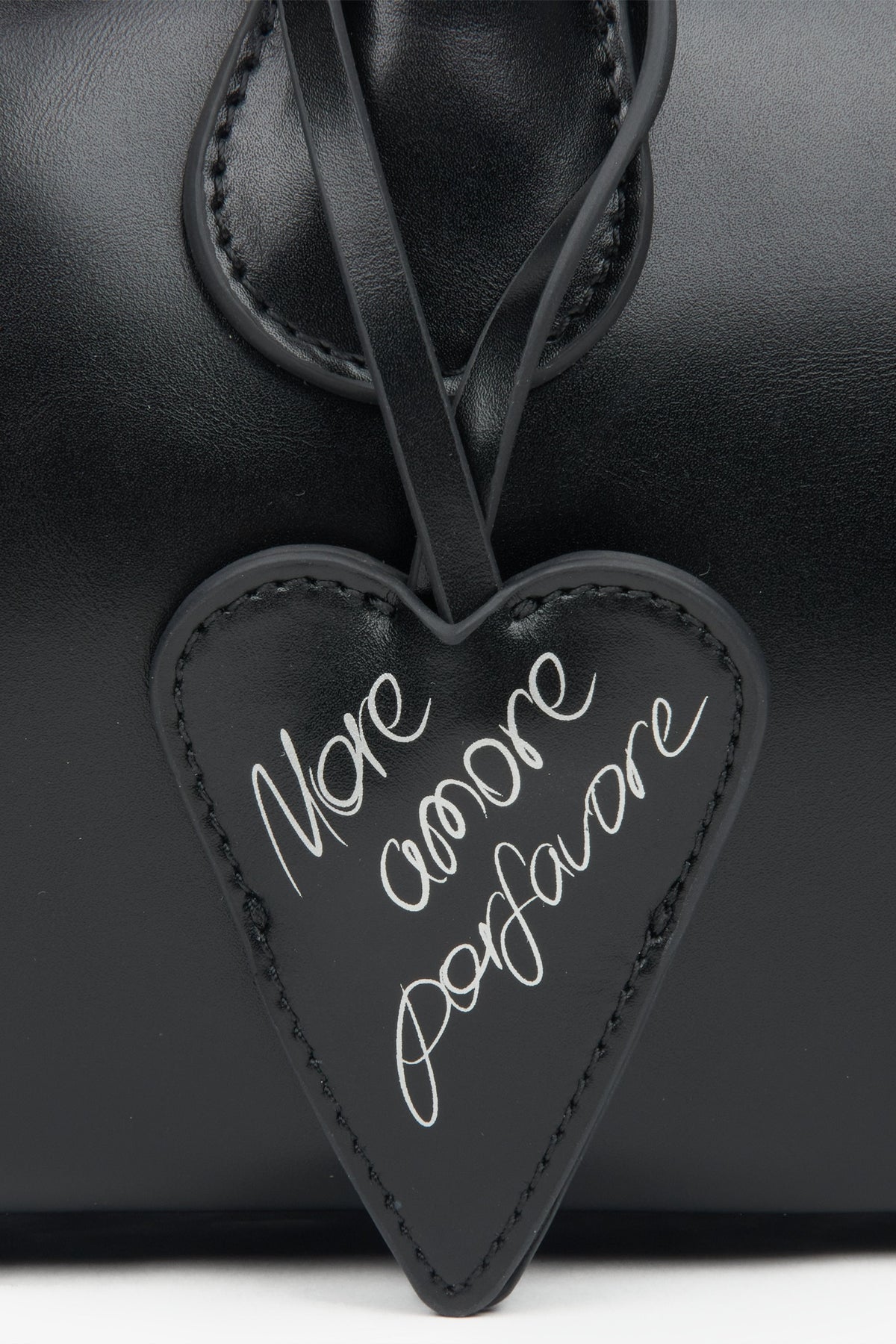 Schwarze Schultertasche für Damen aus Leder mit langen Henkeln, entworfen von Estro – Detailansicht.