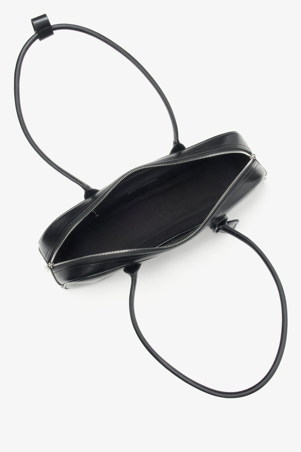 Elegante schwarze Schultertasche für Damen aus Leder mit langen Henkeln von Estro.
