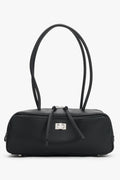 Vorderansicht der schwarzen Echtleder-Schultertasche im länglichen Baguette-Stil.