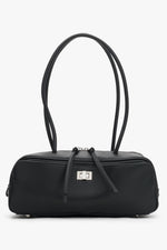Vorderansicht der schwarzen Echtleder-Schultertasche im länglichen Baguette-Stil.