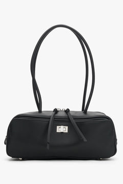 Vorderansicht der schwarzen Echtleder-Schultertasche im länglichen Baguette-Stil.
