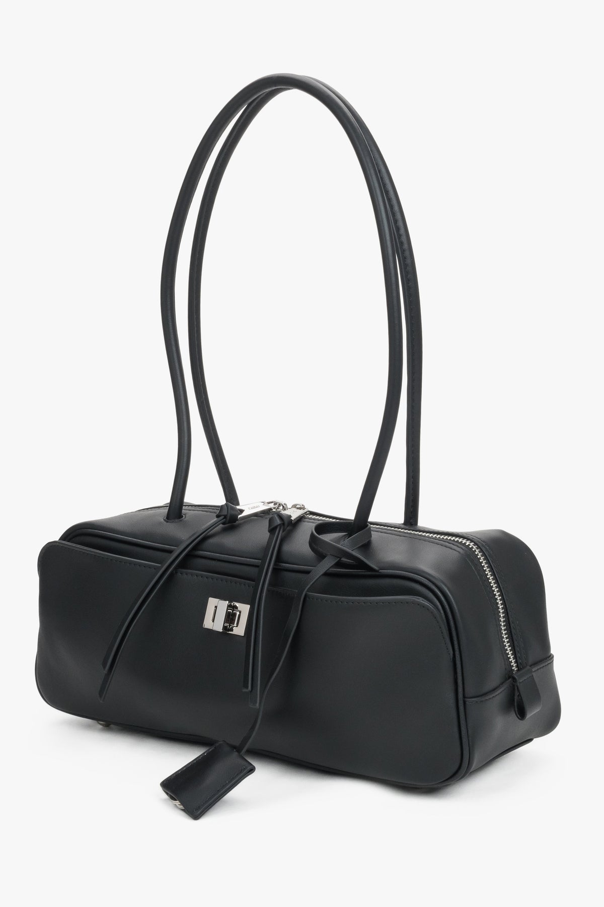 Schräge Ansicht der eleganten Tasche mit Zieranhänger und Zugbändern am Reißverschluss.
