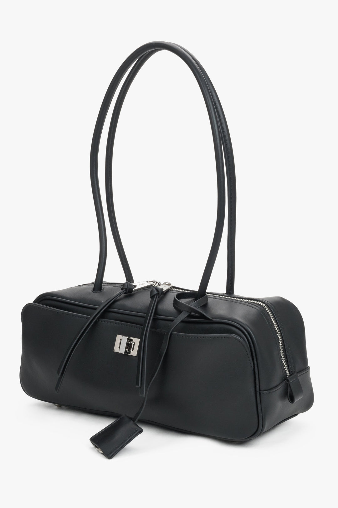Schräge Ansicht der eleganten Tasche mit Zieranhänger und Zugbändern am Reißverschluss.