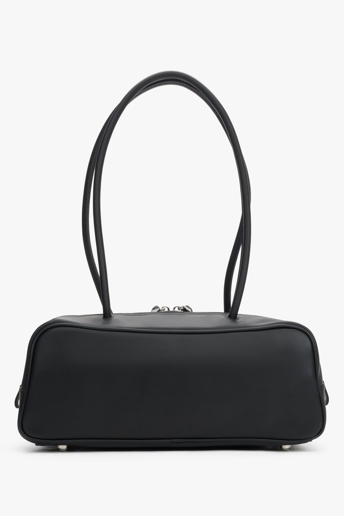 Flache Seitenansicht der kompakten schwarzen Schultertasche aus weichem Leder.