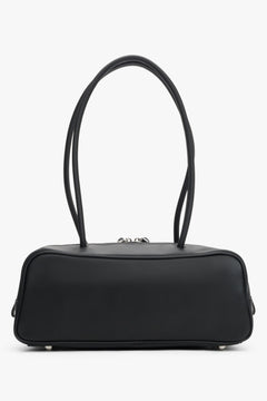 Flache Seitenansicht der kompakten schwarzen Schultertasche aus weichem Leder.
