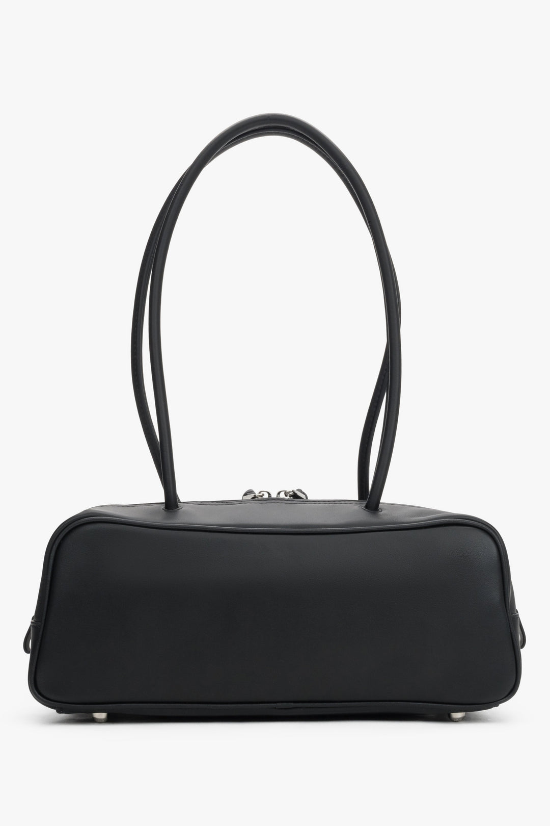 Flache Seitenansicht der kompakten schwarzen Schultertasche aus weichem Leder.