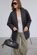 Modell mit schwarzer Damen-Handtasche aus Glattleder im angesagten East-West-Format