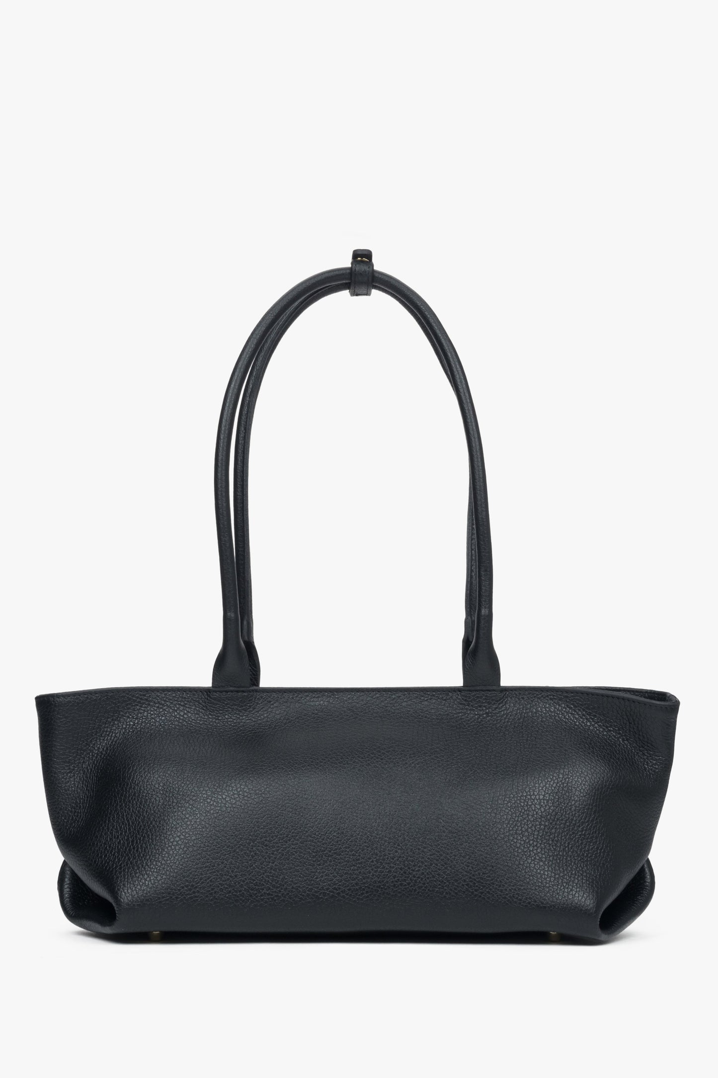 Rückwärtige Ansicht der schwarzen Schultertasche zur Veranschaulichung der cleanen Glattlederstruktur