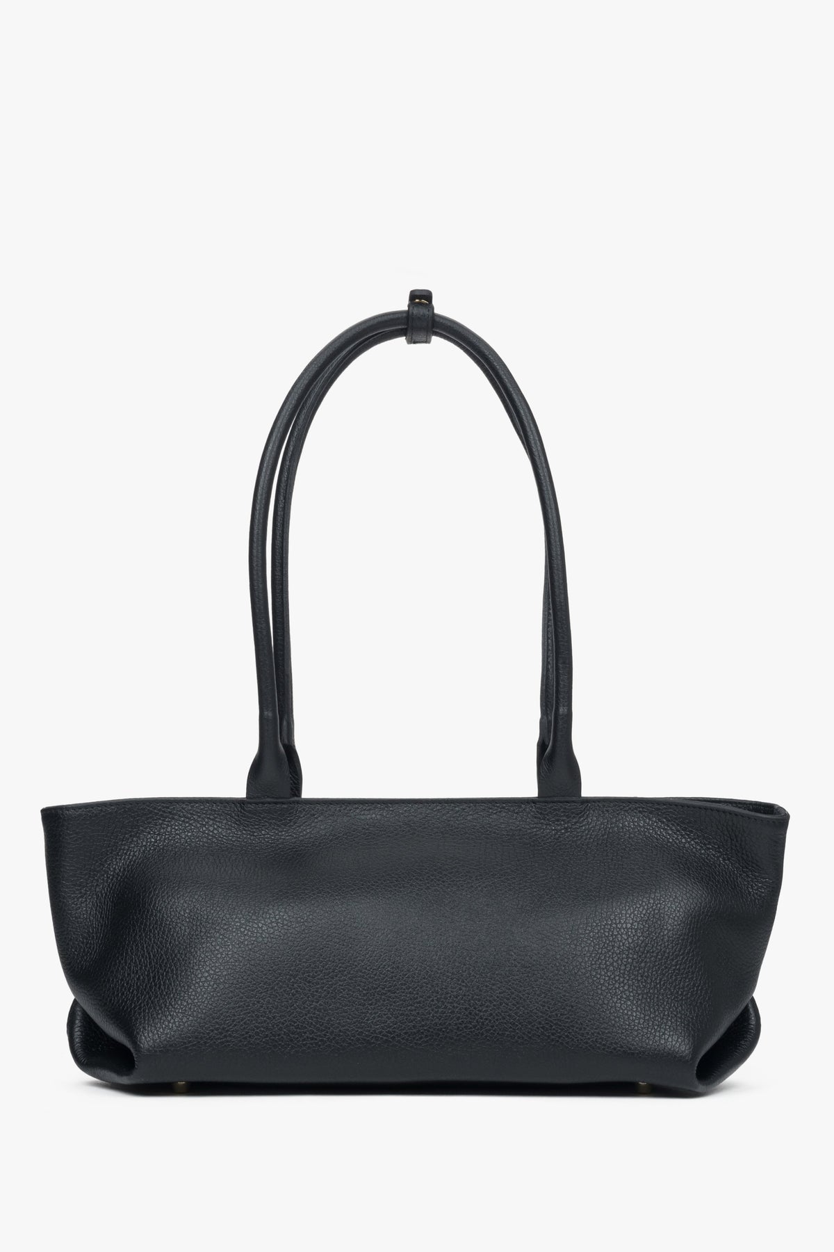 Rückwärtige Ansicht der schwarzen Schultertasche zur Veranschaulichung der cleanen Glattlederstruktur