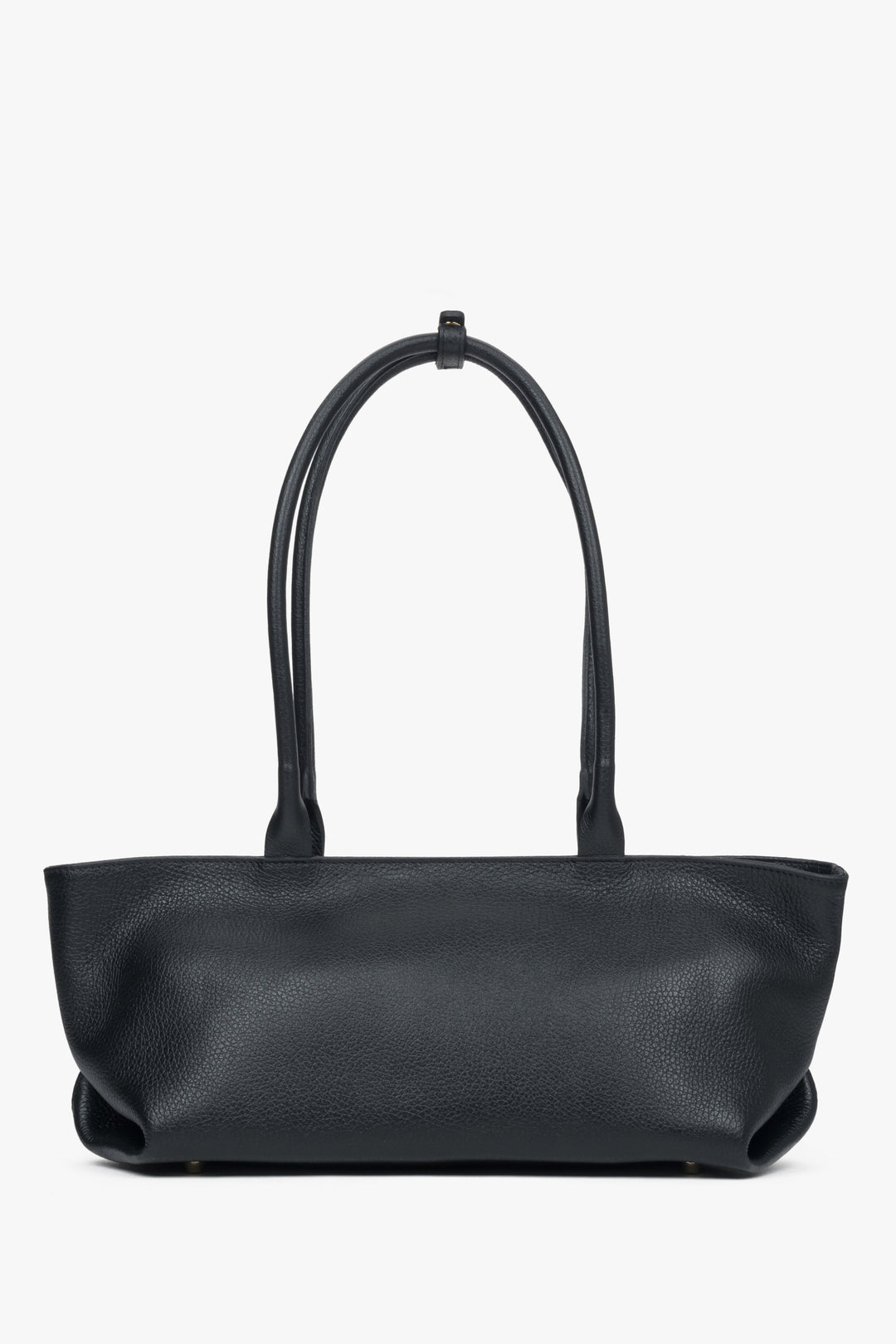 Rückwärtige Ansicht der schwarzen Schultertasche zur Veranschaulichung der cleanen Glattlederstruktur