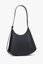 Frontale Ansicht der schwarzen Damen-Schultertasche aus glattem Leder mit asymmetrischem Design
