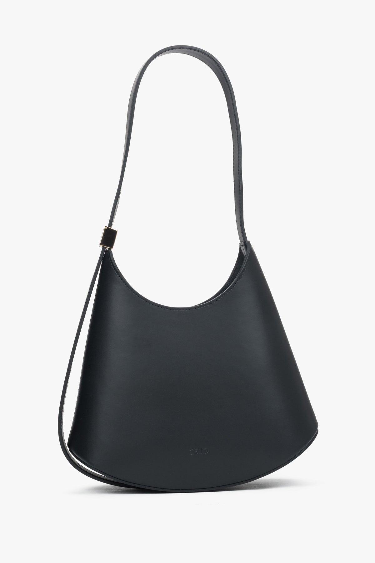 Frontale Ansicht der schwarzen Damen-Schultertasche aus glattem Leder mit asymmetrischem Design