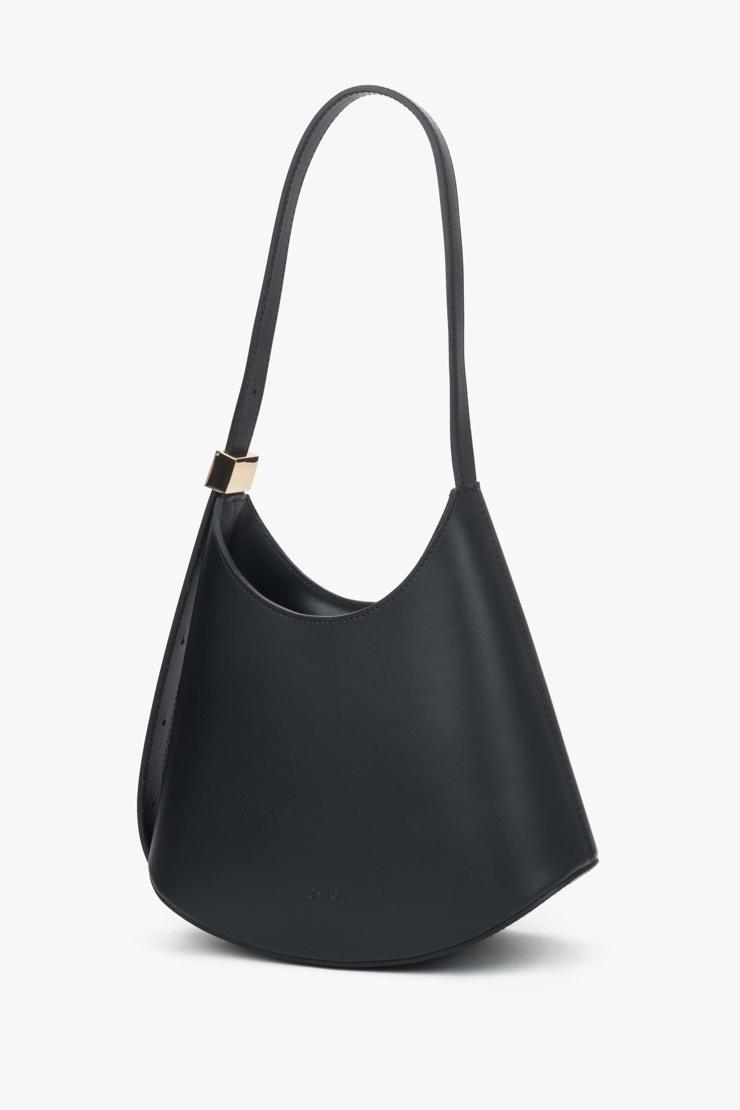 Schrägansicht der modernen schwarzen Schultertasche zur Veranschaulichung der eleganten Form