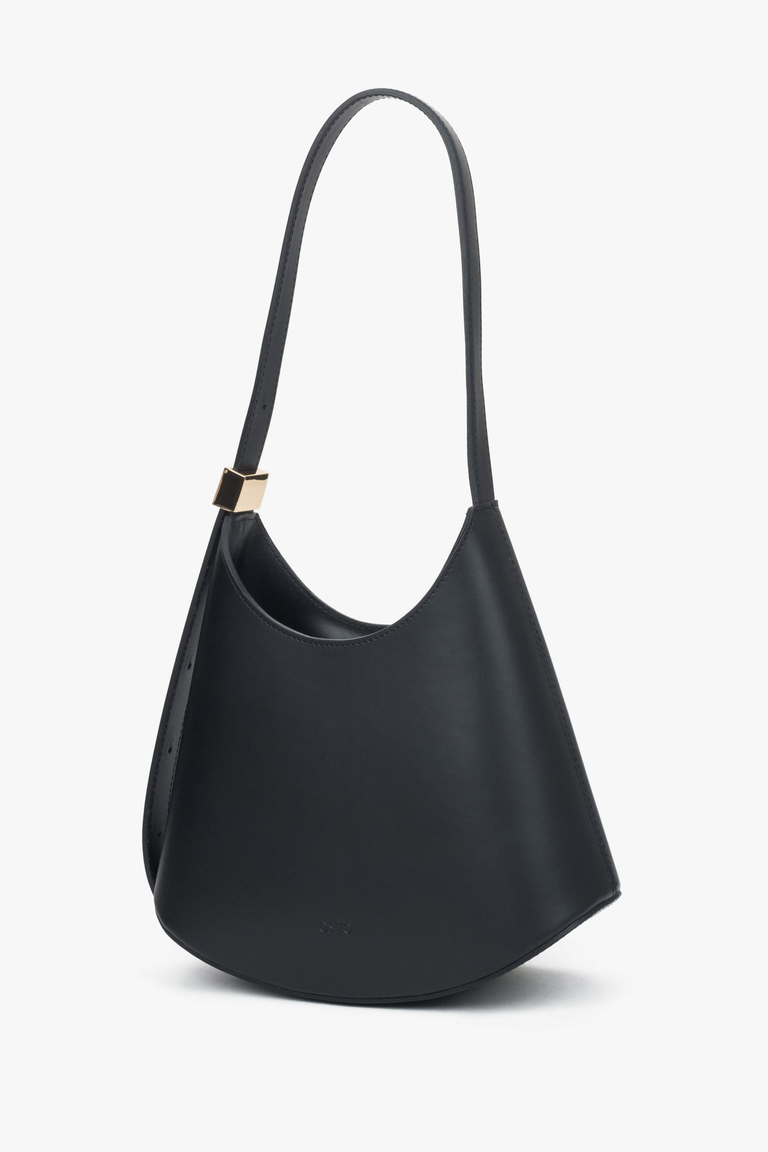 Schrägansicht der modernen schwarzen Schultertasche zur Veranschaulichung der eleganten Form