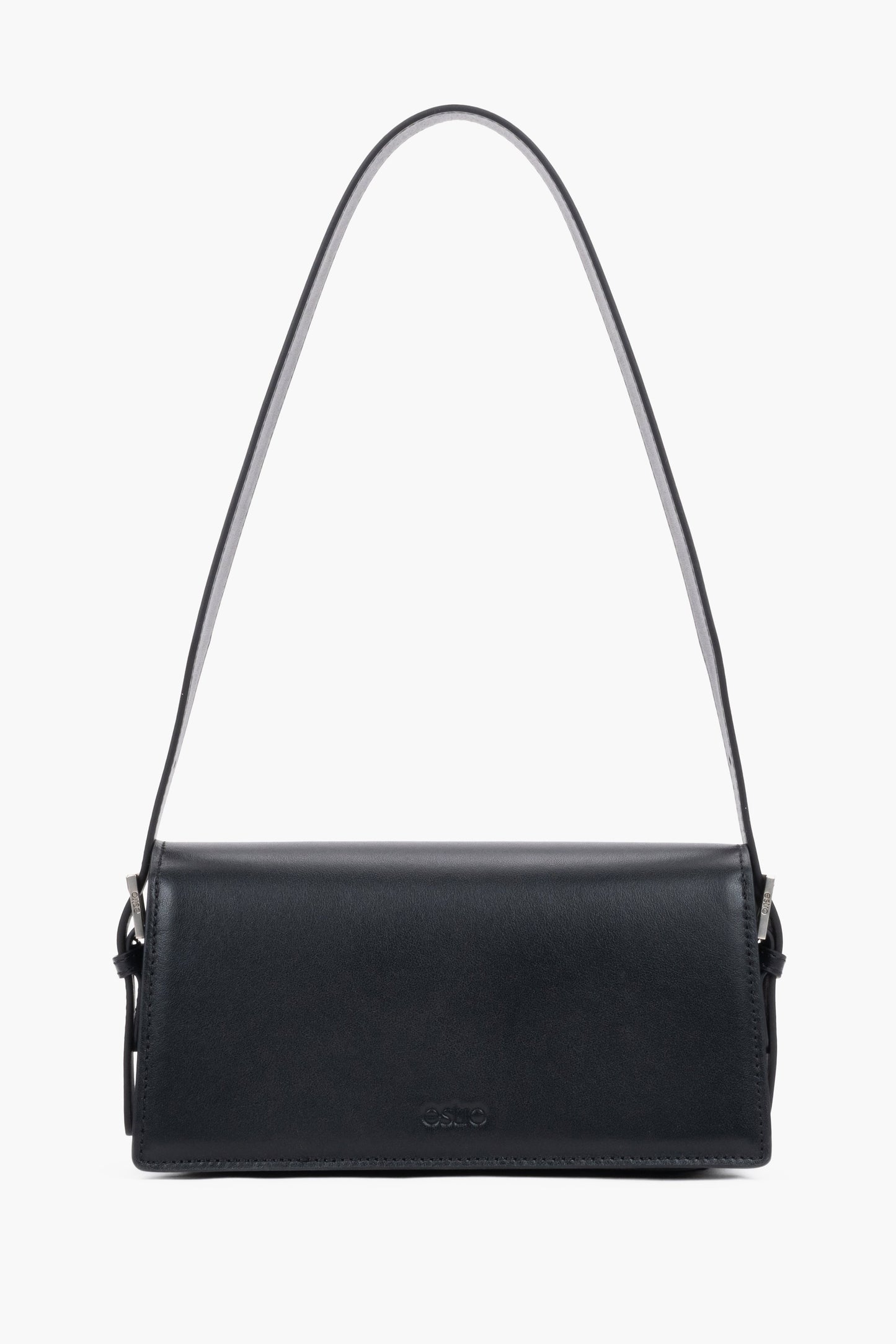 Schwarze Echtleder-Schultertasche im Profil mit Riemen