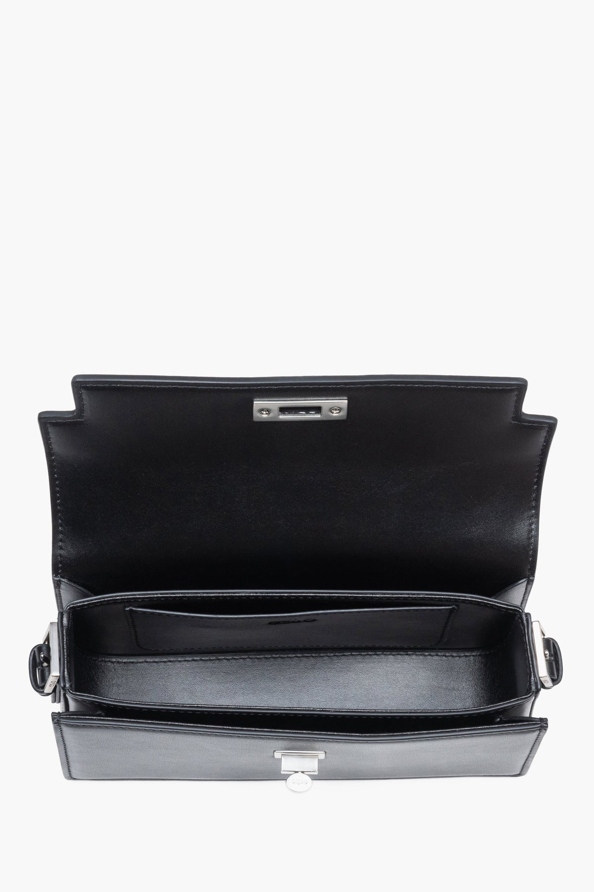 Damen-Schultertasche aus schwarzem glattem Leder von oben gesehen