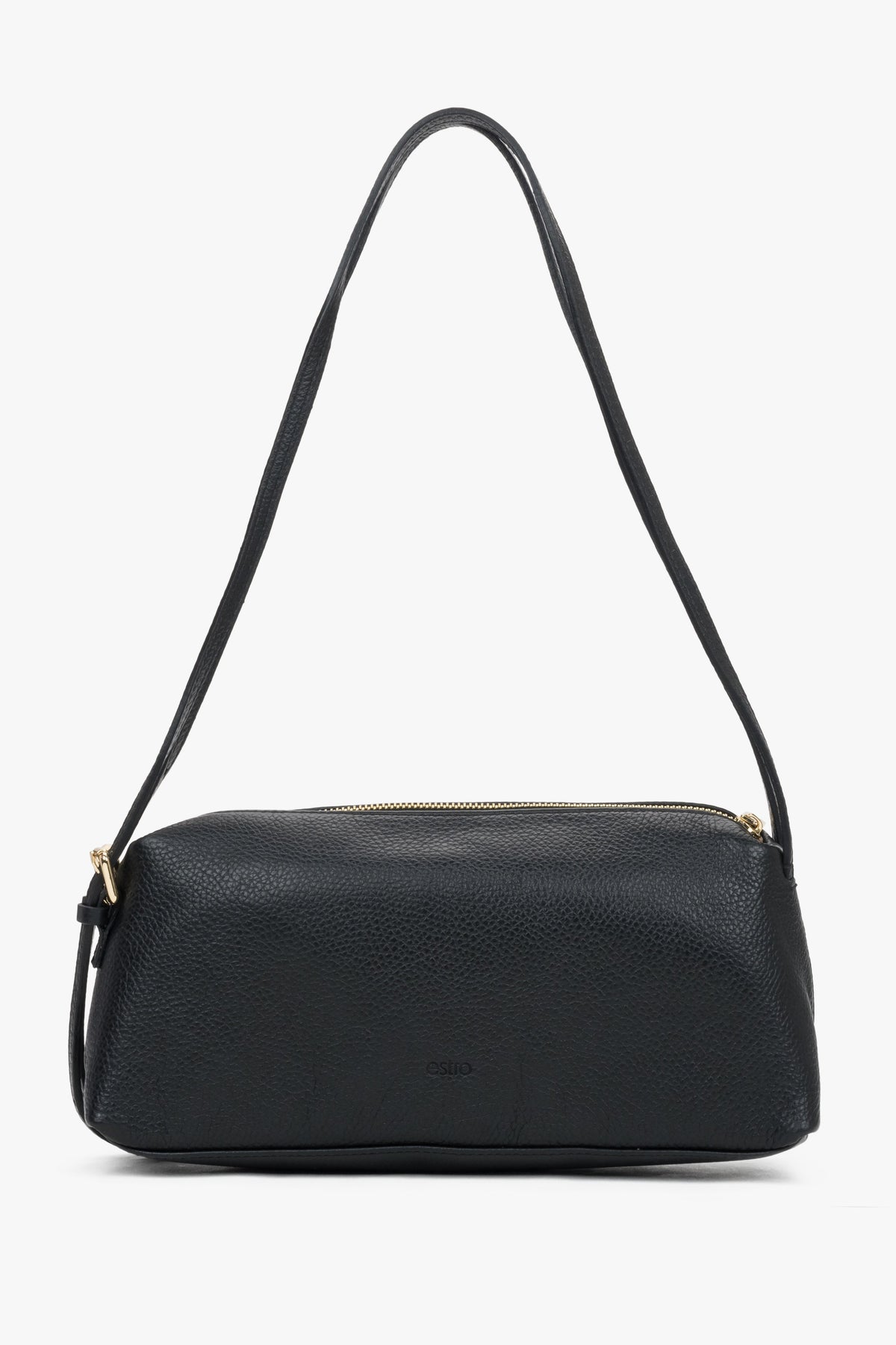 Frontale Ansicht der schwarzen Ledertasche, die die horizontale Silhouette und die dezenten goldenen Details zeigt 