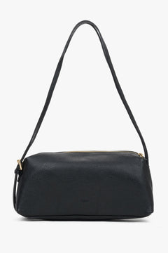 Frontale Ansicht der schwarzen Ledertasche, die die horizontale Silhouette und die dezenten goldenen Details zeigt 