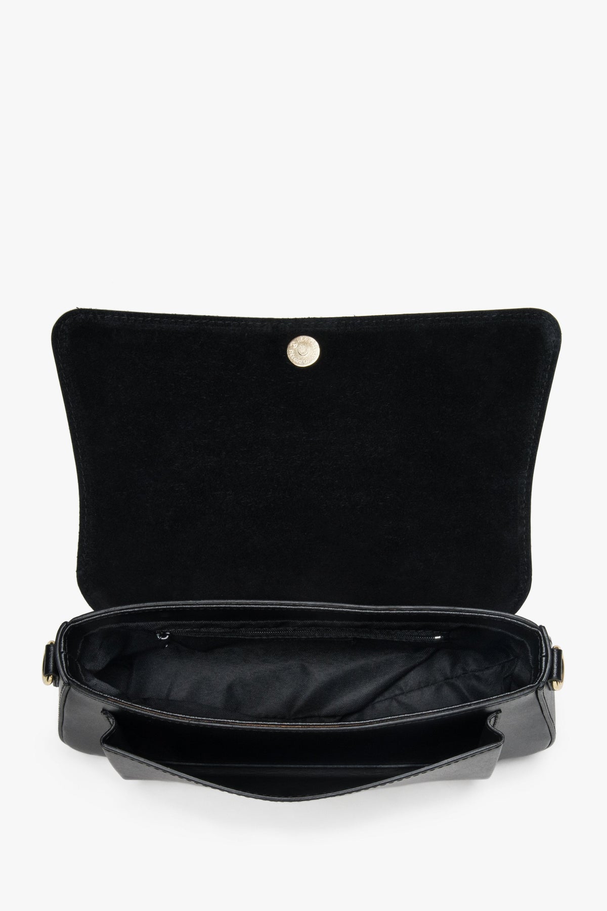 Ansicht der geöffneten Tasche mit Blick auf das Textilfutter und den dezenten Druckknopfverschluss 