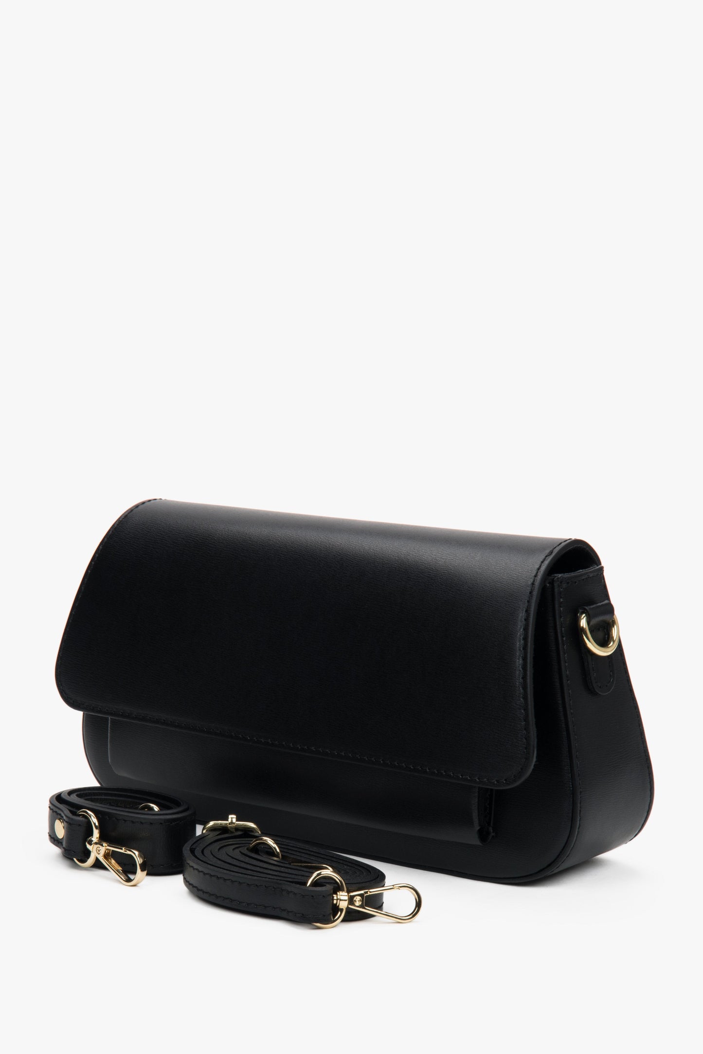 Schrägansicht der schwarzen Handtasche, die die schlanke Silhouette und Tiefe veranschaulicht