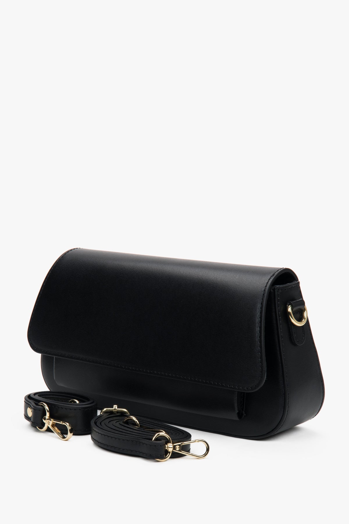 Schrägansicht der schwarzen Handtasche, die die schlanke Silhouette und Tiefe veranschaulicht