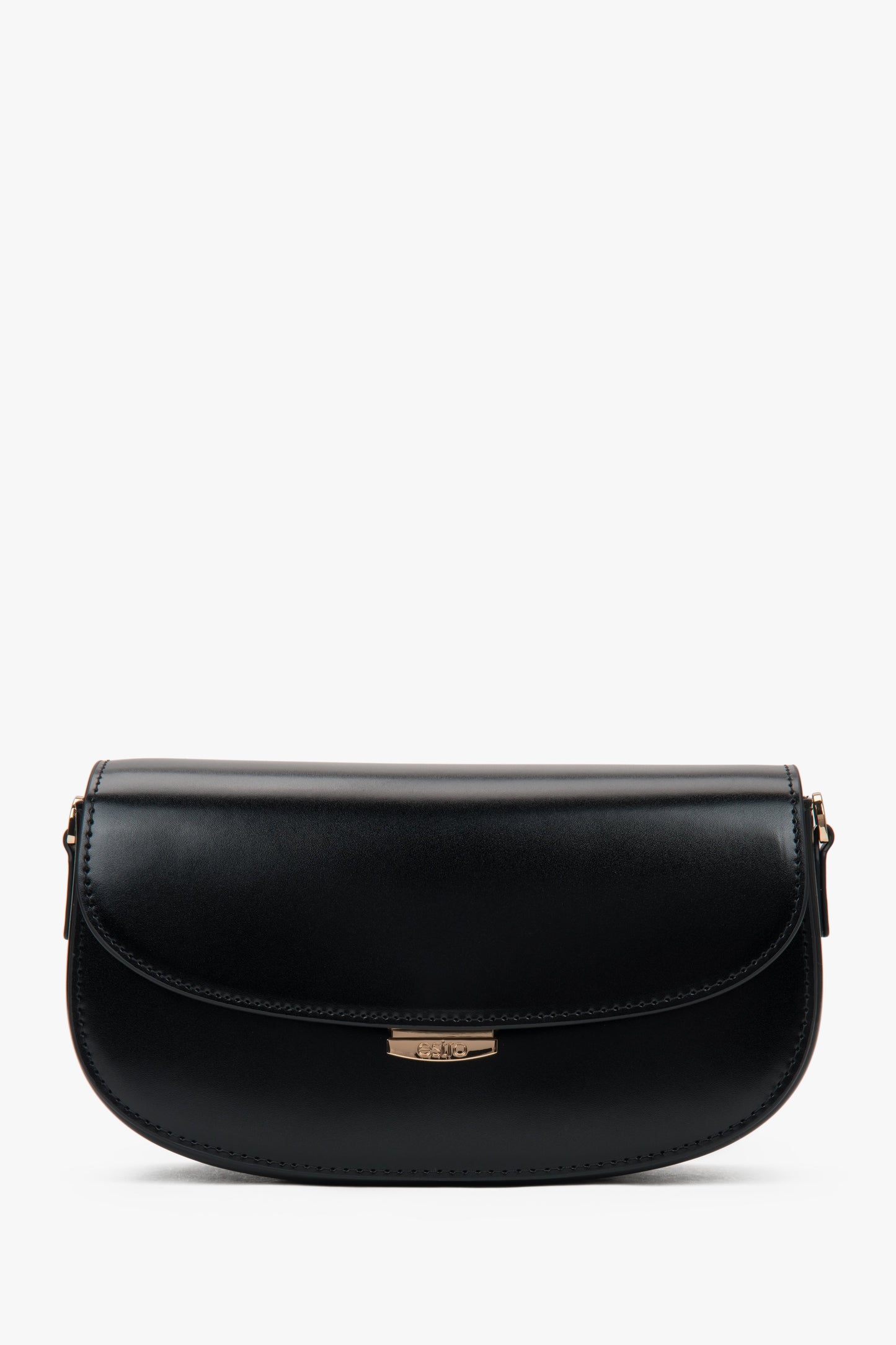 Frontansicht der schwarzen Damen Schultertasche in Hufeisenform aus glattem Leder.