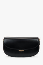 Frontansicht der schwarzen Damen Schultertasche in Hufeisenform aus glattem Leder.