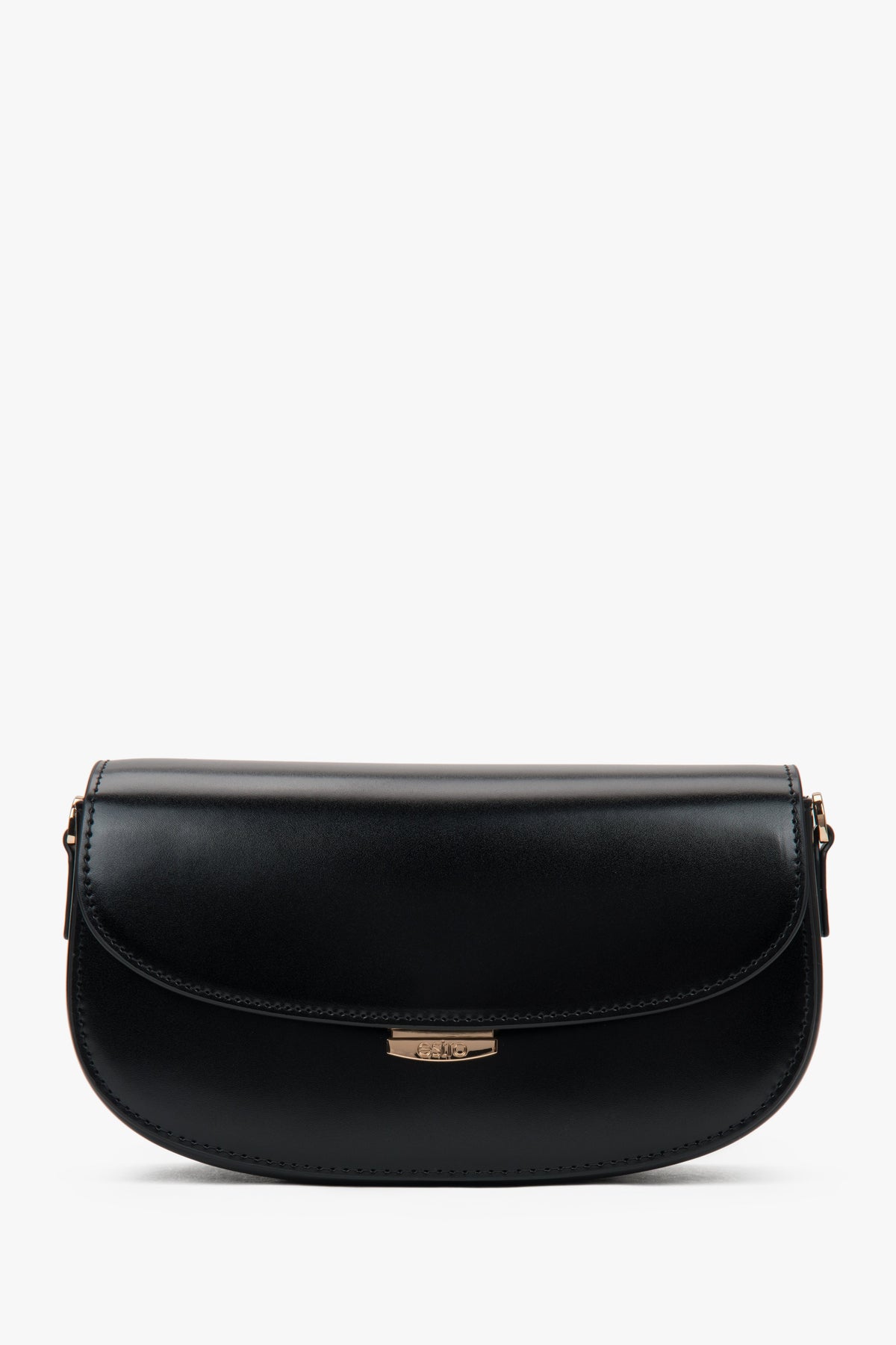 Frontansicht der schwarzen Damen Schultertasche in Hufeisenform aus glattem Leder.