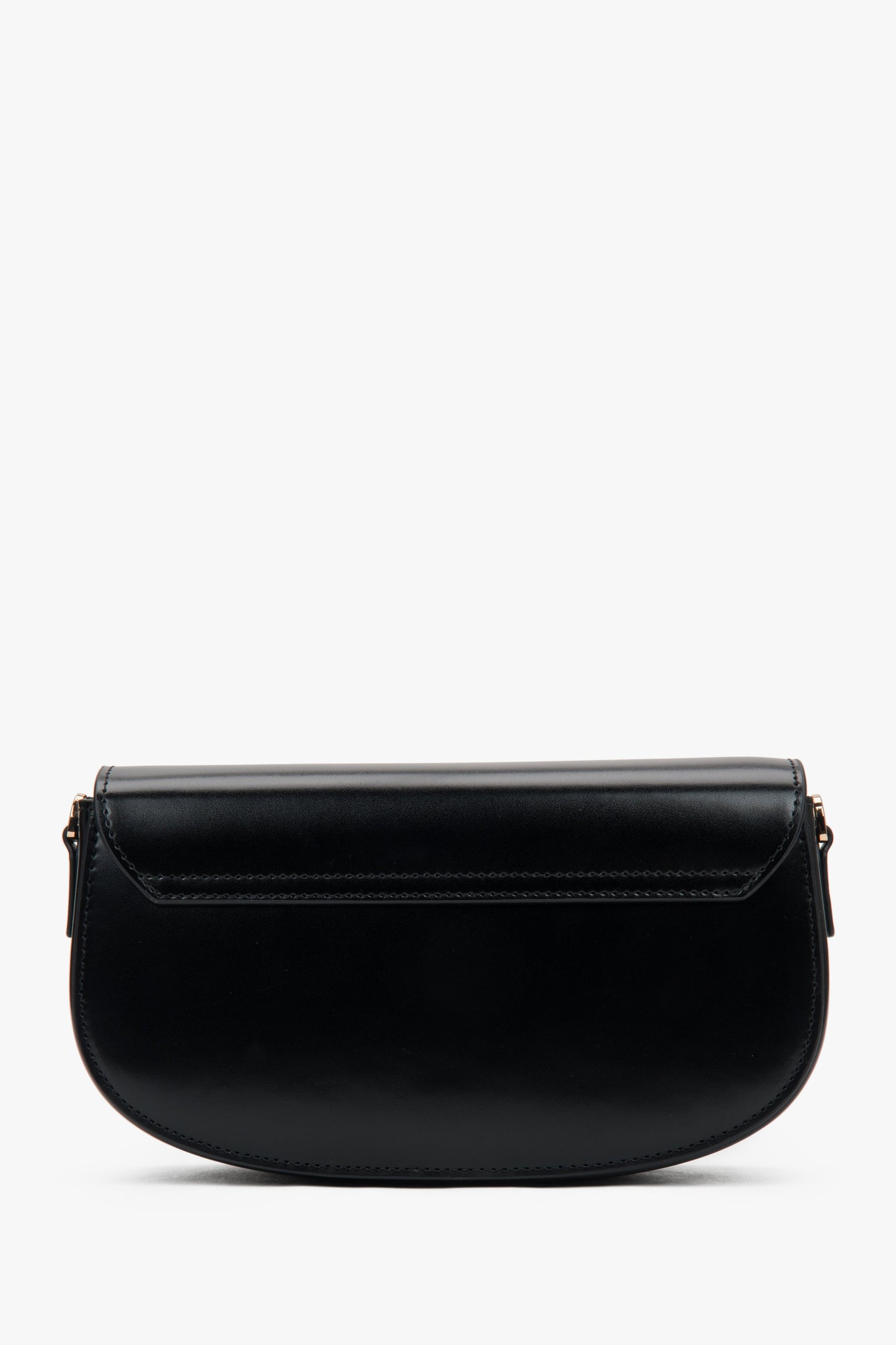 Rückansicht der minimalistischen schwarzen Ledertasche von Estro.