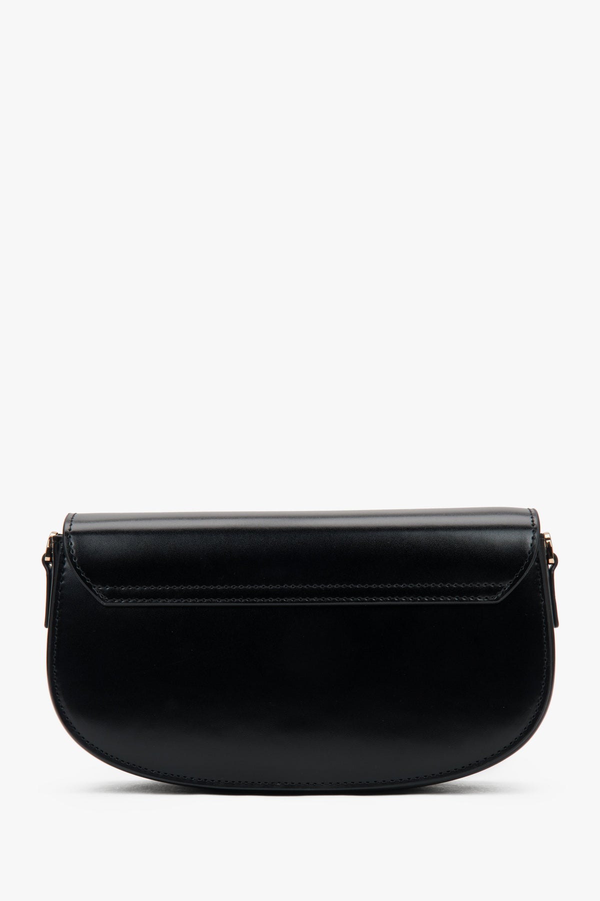 Rückansicht der minimalistischen schwarzen Ledertasche von Estro.
