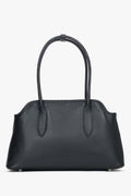Frontansicht der eleganten schwarzen Leder-Schultertasche mit markanten langen Henkeln