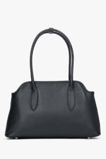 Frontansicht der eleganten schwarzen Leder-Schultertasche mit markanten langen Henkeln